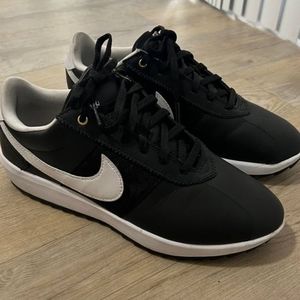 Nike Women's Sneaker Black and White Size: 7